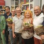In foto Piero Montanaro con gli amici del Caffè letterario di Bra In foto Piero Montanaro con gli amici del Caffè letterario di Bra
