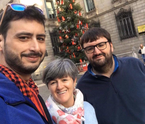 Da destra Francesco Gerbaldo. E' insieme alla mamma, Adonella Fiorito, e al fratello (a sx) morto in Spagna a fine marzo 2020