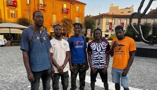 Per l'associazione Give Me Hand un anno di impegno e accoglienza: ad Alba la prima "festa dell'incontro tra culture" Per l'associazione Give Me Hand un anno di impegno e accoglienza: ad Alba la prima "festa dell'incontro tra culture"