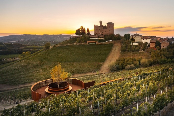 Il belvedere affacciato su Vigna Gustava e sul castello di Grinzane Cavour Il belvedere affacciato su Vigna Gustava e sul castello di Grinzane Cavour