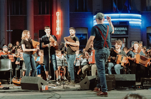 Sergio Berardo, direttore artistico del festival Occit’amo con i musicisti della Grande Orchestra Occitana