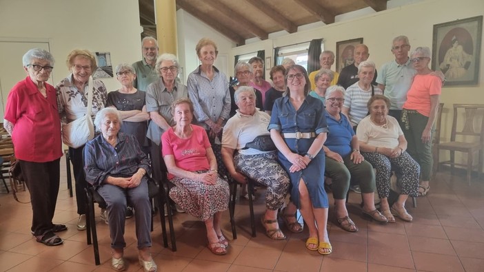 Il gruppo dei partecipanti con la docente Il gruppo dei partecipanti con la docente