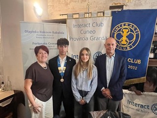 I delegati ai giovani dei Rotary Club Cuneo 1925 e Mondovì: Alberto Pelluttiero e Franca Ghiazza con Riccardo Martinengo Tonelli, Rappresentante Distrettuale Interact, e