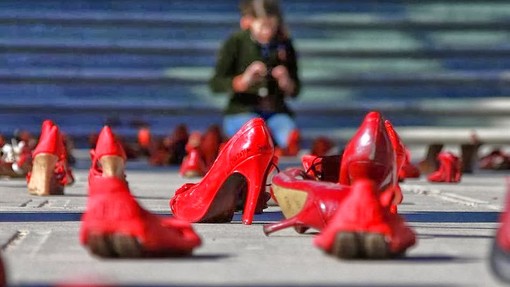 Cavallermaggiore: &quot;Filo spinato e scarpe rosse&quot; arriva al Salone San Giorgio in occasione della giornata internazionale contro la violenza sulle donne