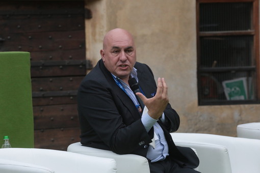 Crosetto in volo verso l'Italia: "Utilizzo un volo militare. Ho pagato il triplo della tariffa" Crosetto in volo verso l'Italia: "Utilizzo un volo militare. Ho pagato il triplo della tariffa"