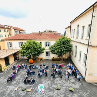 Saluzzo, “uno sciame” di studenti e studentesse scopre il mondo delle api al plesso Costa