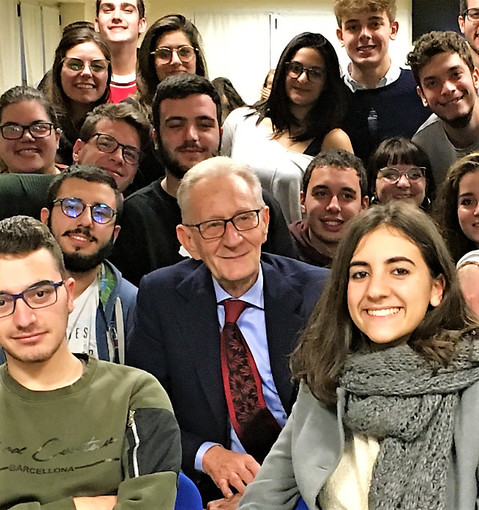 Beppe Ghisolfi insieme agli studenti del liceo scientifico di Avellino la scorsa settimana