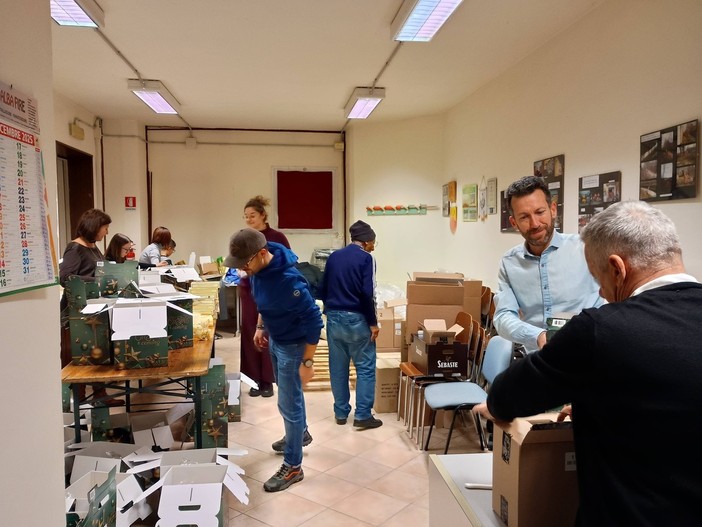 Ieri si è mossa la "macchina" della solidarietà con la preparazione dei pacchi Ieri si è mossa la "macchina" della solidarietà con la preparazione dei pacchi