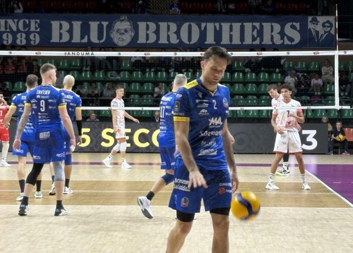 Lorenzo Codarin si porta verso la linea di battuta Lorenzo Codarin si porta verso la linea di battuta