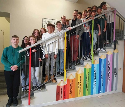 Al centro Danilo Guerra, dirigente del "Denina Pellico Rivoira", con il referente Marco Rinaldi e alcuni studenti dell'Istituto superiore Al centro Danilo Guerra, dirigente del "Denina Pellico Rivoira", con il referente Marco Rinaldi e alcuni studenti dell'Istituto superiore