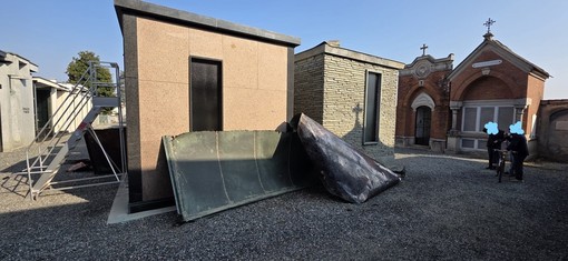 I danneggiamenti nel cimitero di Cavallermaggiore I danneggiamenti nel cimitero di Cavallermaggiore