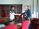 Dafina Beka, riceve l'atto della cittadinanza italiana dal sindaco di Verzuolo Gianfranco Marengo, in sala Consiglio.
