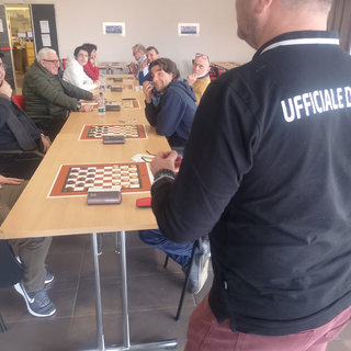 Un momento di inizio turno di gioco del primo gruppo di damisti al Campionato Regionale di Dama Italiana disputato a Fossano