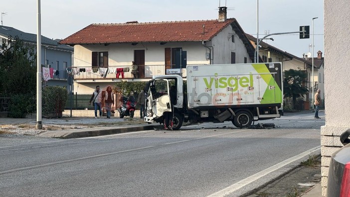 Violento scontro nel pomeriggio tra un'auto e un furgone a San Chiaffredo di Busca Violento scontro nel pomeriggio tra un'auto e un furgone a San Chiaffredo di Busca