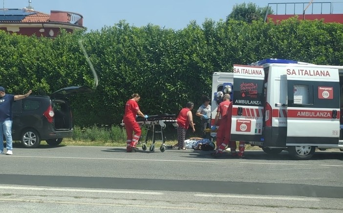 Cuneo, cade dallo scooter in corso Francia dopo una frenata improvvisa: trasportato in ospedale