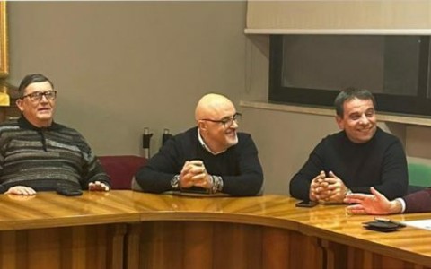 Un intervento del presidente Robaldo durante l’incontro con i sindaci a Cortemilia