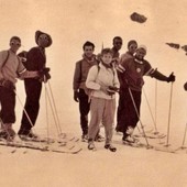 Il gruppo ai piedi del Monviso [Foto di Giusto Baudracco]