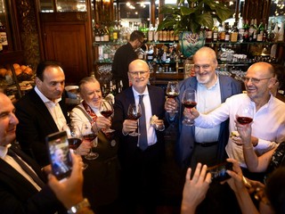Il brindisi col presidente Cirio Il brindisi col presidente Cirio