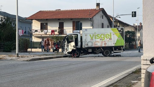 Violento scontro nel pomeriggio tra un'auto e un furgone a San Chiaffredo di Busca Violento scontro nel pomeriggio tra un'auto e un furgone a San Chiaffredo di Busca