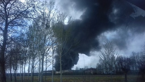 Cuneo, incendio in frazione San Benigno: praticamente cancellato un campo di grano