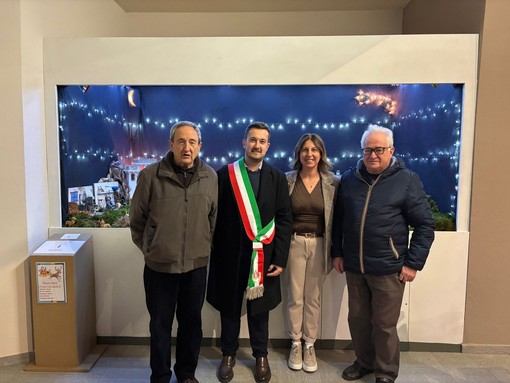 Autorità e realizzatori di fronte al presepe di Rifreddo