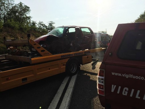 Fossano, incidente al raccordo autostradale: auto contro camion
