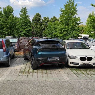 Un urto così forte da arrivare a spostarla: dopo una giornata di lavoro si ritrova con l'auto danneggiata