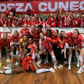 La gioia delle ragazze di Cuneo sotto la curva dei Crazy Cats dopo la vittoria con Pinerolo  (Foto: Danilo Ninotto)