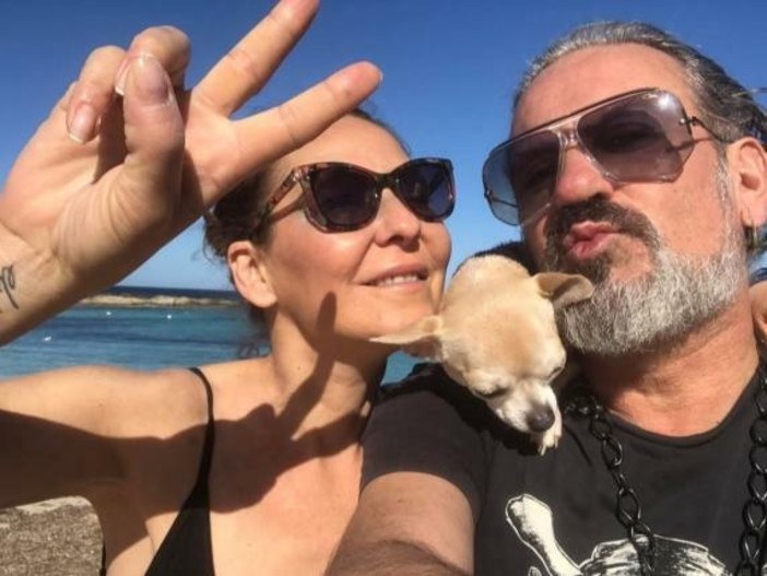 La coppia in un'immagine pubblicata da Ivan Sauna sulla sua pagina Facebook La coppia in un'immagine pubblicata da Ivan Sauna sulla sua pagina Facebook