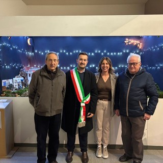Autorità e realizzatori di fronte al presepe di Rifreddo
