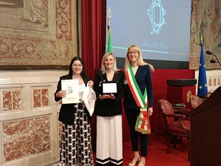 La premiazione a Montecitorio con il sindaco Ivana Casale e le insegnanti Francesca Tunno e Sabina Di Molfetta La premiazione a Montecitorio con il sindaco Ivana Casale e le insegnanti Francesca Tunno e Sabina Di Molfetta