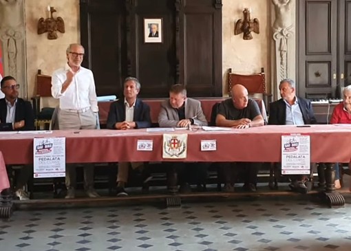 Il dottor Baldassarre Doronzo (in piedi) a Savigliano durante la presentazione della Pedalata del cuore