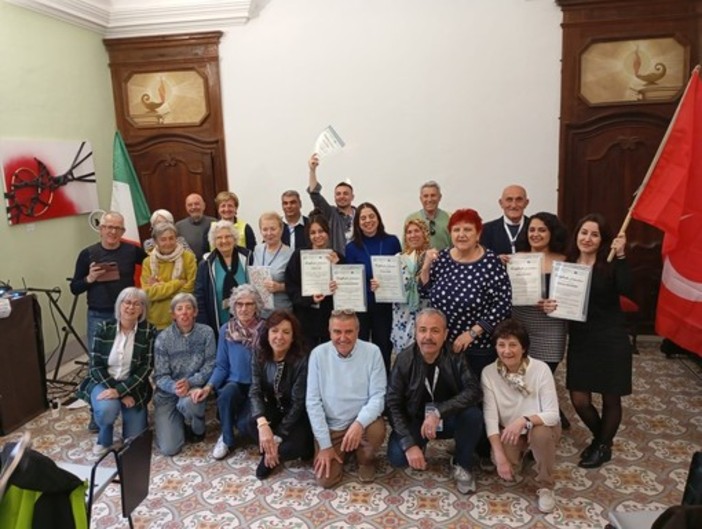 Il direttivo con alcuni studenti dell'Erasmus Il direttivo con alcuni studenti dell'Erasmus