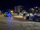 Incidente nella notte a Cuneo: auto si schianta contro la rotonda di corso De Gasperi
