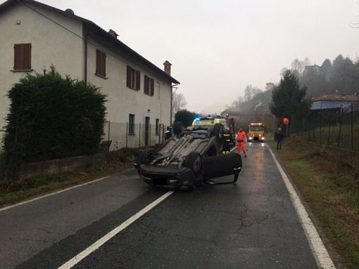 Incidente tra Fossano e Salmour: auto si ribalta, ferita la conducente