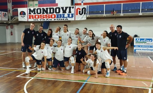 Il Mondovì Volley nel post match contro il Cus Torino Il Mondovì Volley nel post match contro il Cus Torino