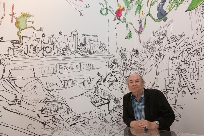 Quentin Blake posa davanti a un'illustrazione del suo studio presso la House of Illustration di King's Cross Quentin Blake posa davanti a un'illustrazione del suo studio presso la House of Illustration di King's Cross