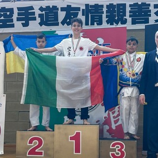 Lorenzo Alesso vince nella categoria maschile 12-13 anni alla Friendship Cup international di karate