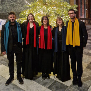 Fossano, la Concattedrale si illumina per l'Avvento: oltre cento candele accese tra i fedeli