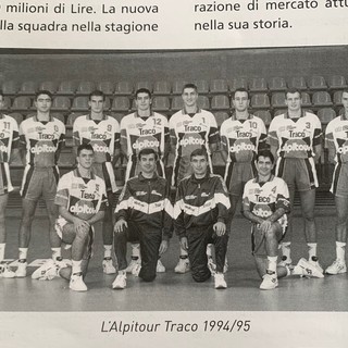 La squadra dell'Alpitour Traco 1994/1995 nata dall'accordo tra Silvio Berlusconi ed il Cuneo VBC in seguito alla cessione del Milan Volley (Foto tratta dal libro &quot;50 anni di storia... e di gloria&quot;)