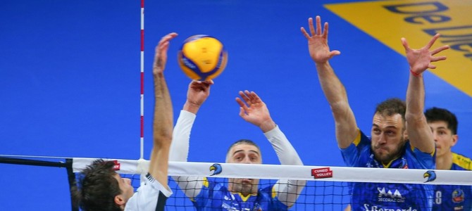 Orioli attacca sul muro di Cuneo, Padova vince al tie break (Foto Bramardi e Giraudo) Orioli attacca sul muro di Cuneo, Padova vince al tie break (Foto Bramardi e Giraudo)