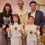 I piccoli Leonardo e Beatrice Stenta con i genitori e don Damiano