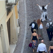 Una danzatrice in maschera sfila per le vie di Mondovì Piazza: è LiberTango [VIDEO]