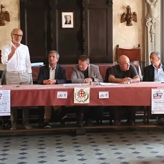 Il dottor Baldassarre Doronzo (in piedi) a Savigliano durante la presentazione della Pedalata del cuore