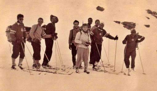 Il gruppo ai piedi del Monviso [Foto di Giusto Baudracco]