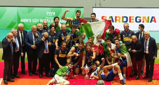 Nicola Cianciotta e l'Italia che festeggia la conquista del titolo di Campione del Mondo Under 21