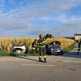 Incidente sulla statale 231 a Ronchi: due auto coinvolte, una finisce ribaltata in un campo