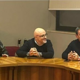 Un intervento del presidente Robaldo durante l’incontro con i sindaci a Cortemilia