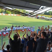 I giocatori del Bra sotto la gradinata degli ultras giallorossi I giocatori del Bra sotto la gradinata degli ultras giallorossi