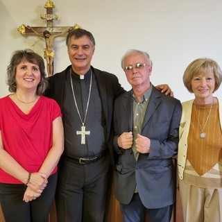 In foto il cardinale Roberto Repole con alcuni volontari del Santuario della Madonna dei fiori di Bra In foto il cardinale Roberto Repole con alcuni volontari del Santuario della Madonna dei fiori di Bra